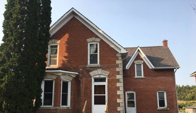 Century Home with Hot Tub and Pool Table