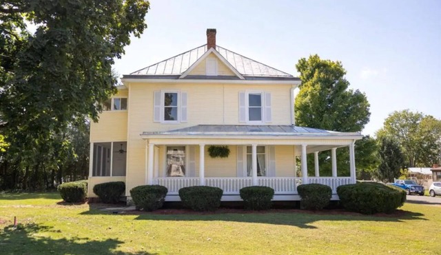 Century old 4 bedroom close to SVU, sleeps 8.