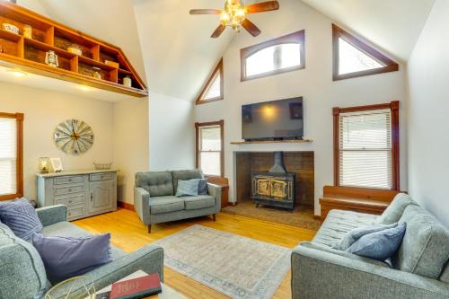 Century Old Farmhouse in Fulton 6 Mi to Town!