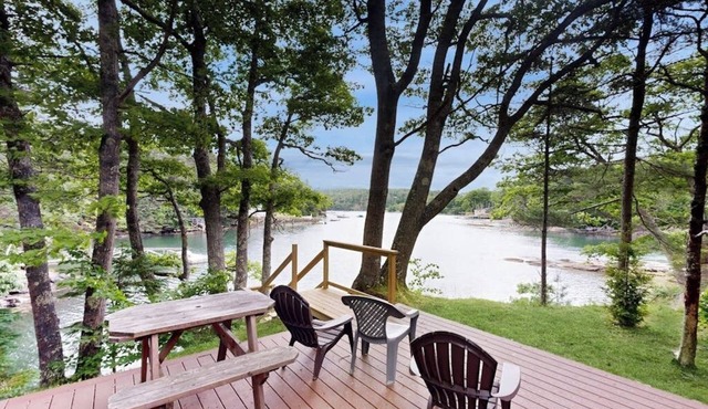 Century-old oceanfront home with wraparound porch - walk downtown, dogs OK