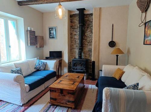 Ceps Cottage sleeps 6 with free wifi near the river