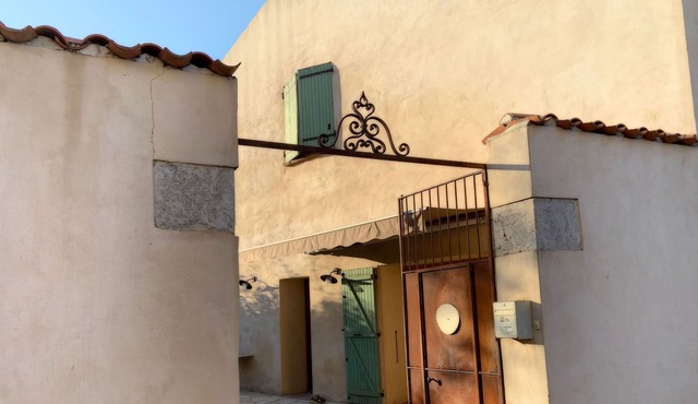 Ceret, beautiful spacious house, with walled garden, courtyard and BBQ.