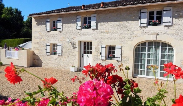 Cerisier - sleeps 5 - Pool, Summer House, Games Barn playhouse - classified 4*