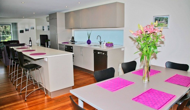 Cerulean Blue Combo PLUS, 7 bedrooms walk to cafes and beach