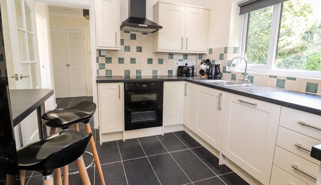 CESAIL Y MYNYDD, family friendly, with hot tub in Dyserth