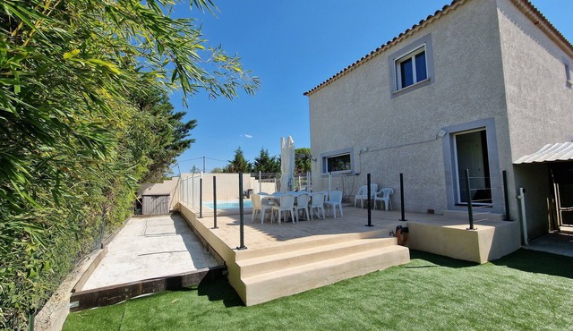 Cette Villa, Située à Saint-privat-des-vieux, est Idéale Pour 10 Personnes