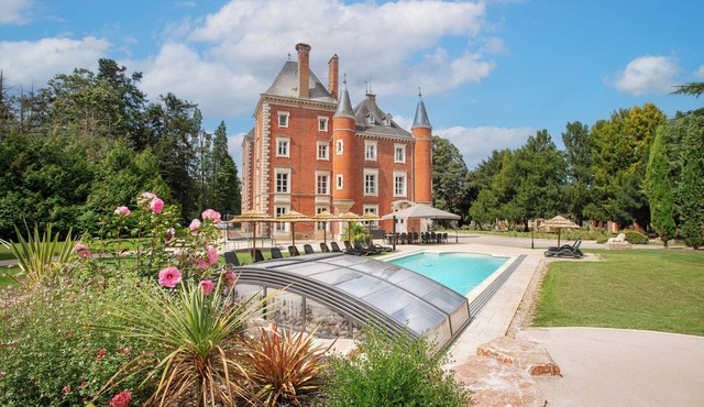 Château de Montsymond. 10 luxury suites, heated pool, sauna, hammam and fitness