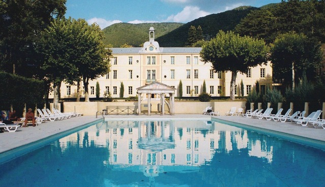 Château des Gipières: Exceptional Apartment with Private Garden, Pool, and Mont Ventoux View