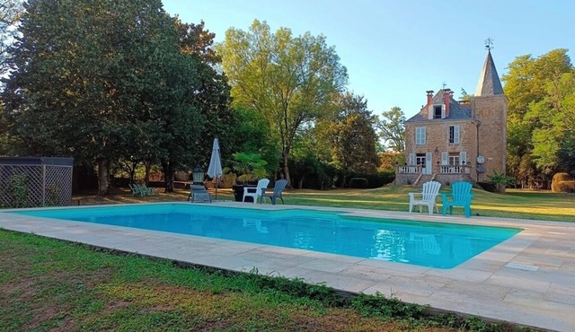 Château le Granger Avec ses Tourelles Pointues Dans la Vallée de la Dordogne