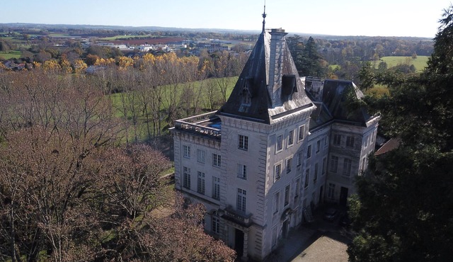 Château Xviiieme Dans un Grand Parc, en Charente