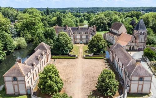 Château Studio With Water Views