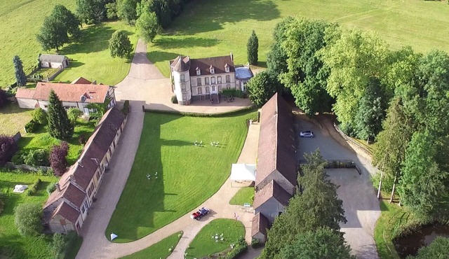 Château au cœur d’un domaine de 150 ha avec brasserie artisanale sur le site