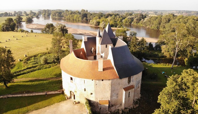 Château Authentique au Bord de L'eau, en Pleine Nature !