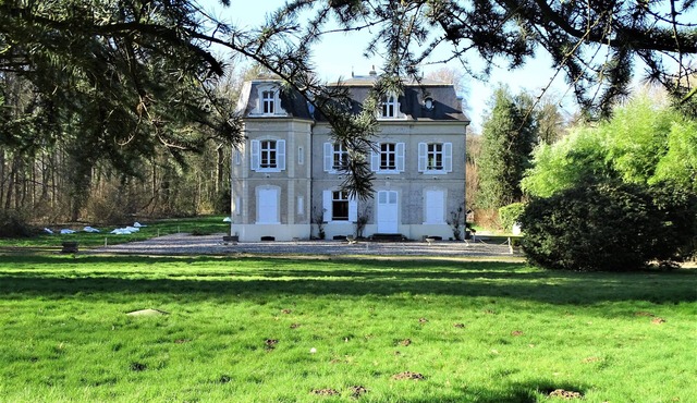 Château Baie de Somme sleeps 10 in four-poster beds