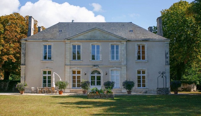 Château Chevreuil - bâtisse avec piscine
