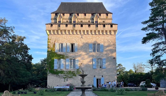 Château Déhès, Tour Médiévale du Xiv° Siècle: Chambre, Salle de Bain au 2°étage