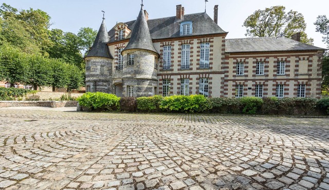 Château de Mainneville, sleeps 20 (swimming pool, tennis court and formal gardens)