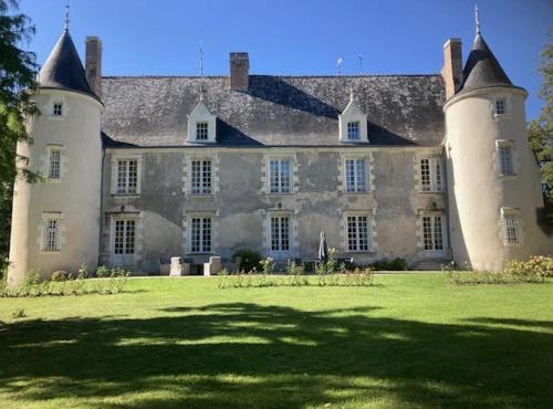 Château des Archevêques avec parc dans un village