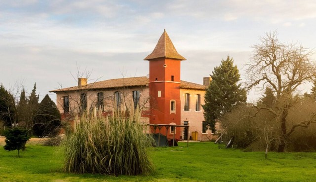 Château Fourclins – charming 8-bedroom gîte with park & pond