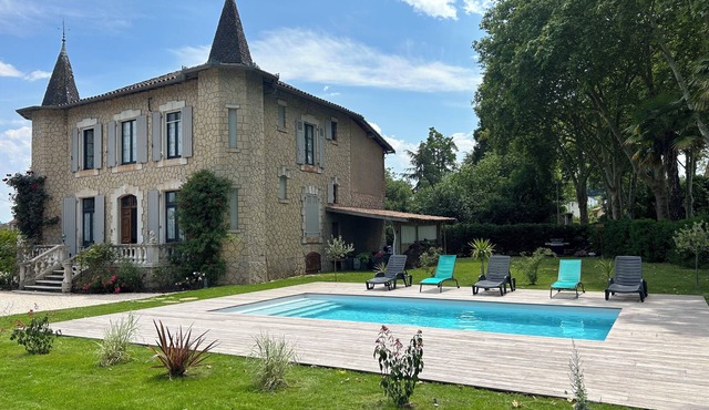 Château l'Argelès, private accommodation, swimming pool, spa