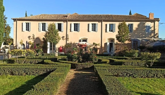 Château provençal and swimming pool- 11 pers
