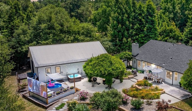Château Vigne: Hot Tub, plunge pool, Outdoor movies, game room, EV!