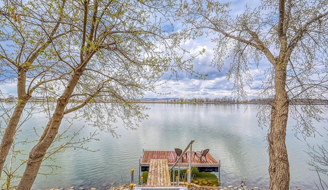 Chalet Sunset by the Richelieu River : Waterfront Views, Tranquility & Comfort