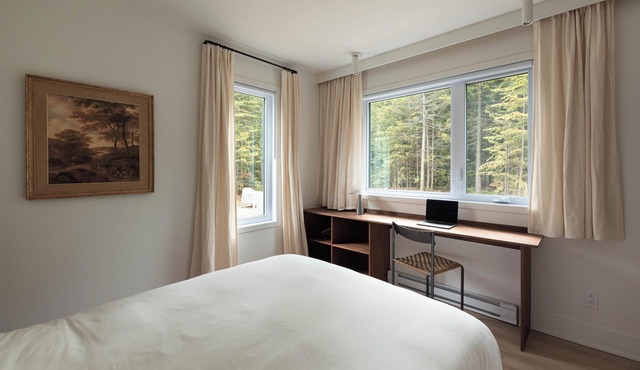 Chalet Perdu - Cozy 2-Bedroom Forest Retreat with Hot Tub