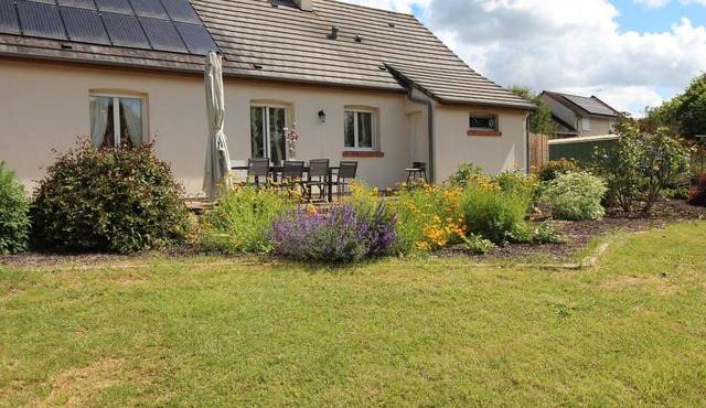 Charming Family-Friendly Cottage, Pet Welcome, Garden, Near Blois & Loire Castles