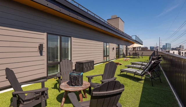 CH403 ~ 2 King Suites Near Downtown ~ Terrace Space with Views ~ 2 Miles to Broadway ~ New Sleeper