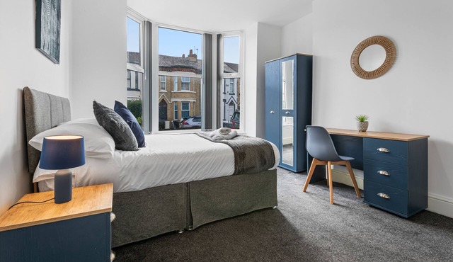 CH43 8 Beds | Sleeps 15 | Free Parking | Smart TVs