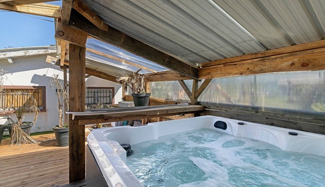 Chalet "De Ferme - Spa - Gironde" with Private Terrace, Wi-Fi, and Air Conditioning