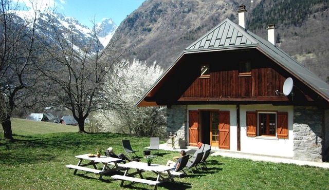Chalet 'Savoiage' with Mountain View, Private Terrace and Wi-Fi