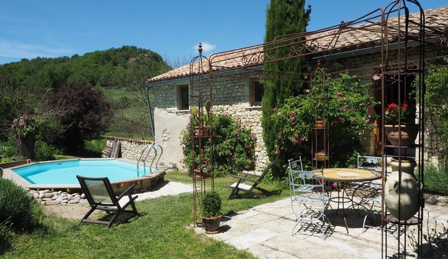 Character house in Provence with garden terrace and pool in Luberon Park