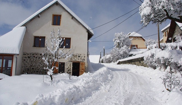 CHABOTTES HAUTES-ALPES gite T4 in country house