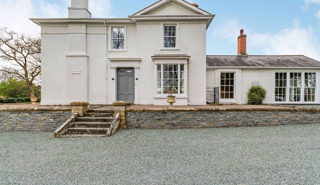 CHADBURY HOUSE ANNEXE, pet friendly, with a garden in Evesham