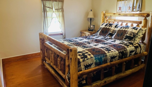 Chad’s place 4- Bedroom 2-BR home at Smoke Hole Wi-Fi -Pet Friendly- sleeps 8-10