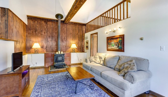 Chagrin Falls Home ~ 2 Mi to Town!