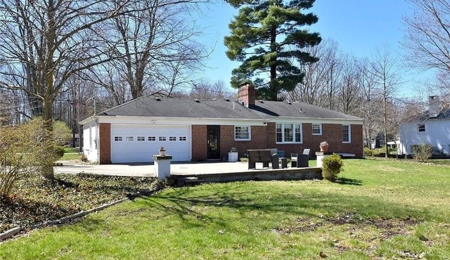 Chagrin Falls light filled 2 bed 1 bath a Mile from the Village