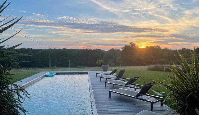 Chai Elisabeth Renovated country house with brazier and swimming pool