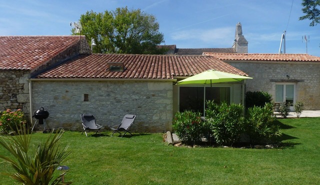 CHAI, Gite 2/4 pers, T1bis, pool 9X4, triangle Saintes/Royan/Oléron