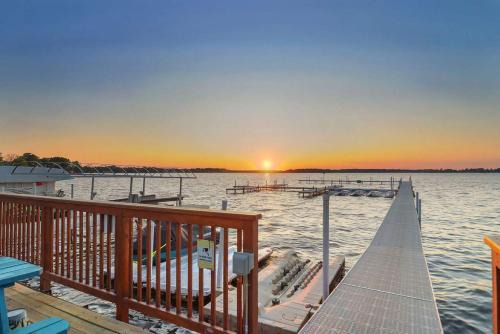 Chain O' Lakes Beach Penthouse Sunset View and Boat Dock