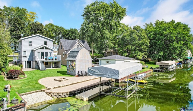 Chain O' Lakes life.serene bay w/private beach access. Kayaks & Boats welcome