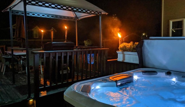 Chain O Lakes Nautical 4Bed 3Bath Waterfront with Bonus Room, Large Deck and Hot Tub