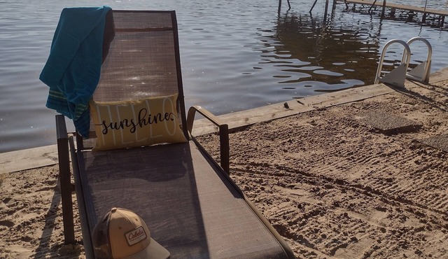 Chain of Lakes Cottage: Sandy Beach and Sunset View