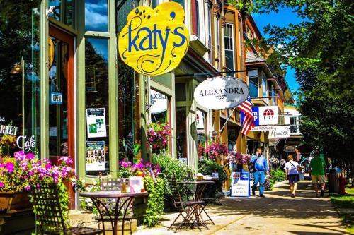 Chair Lift Lodge- Best Location in EVL Village!