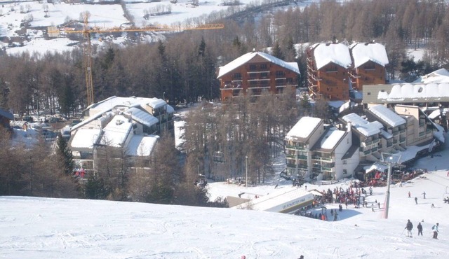 Chairlift 100 m away, ski-in, ski-out, on the ground floor of the Joue du Loup 4-person studio cabin