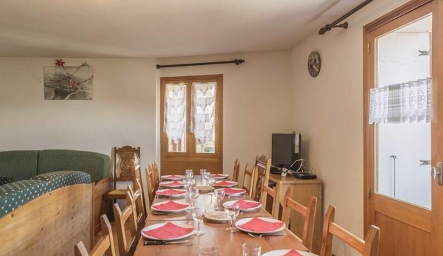 Chalet, balcony, fireplace or stove, parking, tv, ski locker, 130m², Saint Martin de Belleville