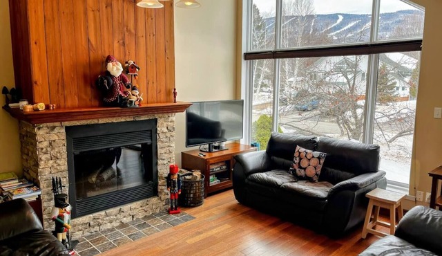 Chalet Mont Sainte Anne with superb view of the ski mountain and wood fireplace