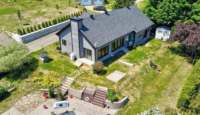 Chalet with Lake View – Spa, Firepit & Double Garage –